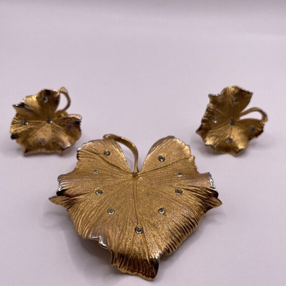 Coro Vintage Gold Tone Leaf Rhinestone Brooch and Screw Back Earring Set AL5.1 - Picture 2 of 16